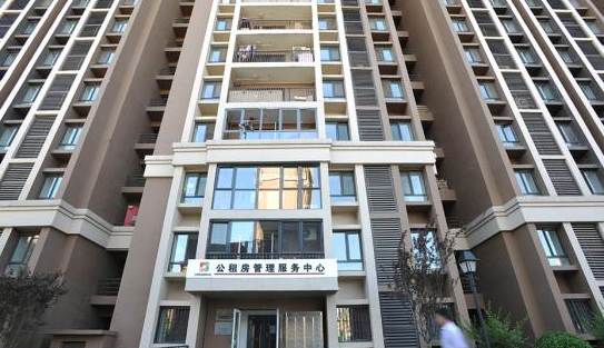 近年来，随着我国城镇化进程不断推进和人口流动日益频繁，住房租赁市场在解决居民居住问题、促进房地产市场平稳健康发展方面发挥着越来越重要的作用。为加快培育和发展住房租赁市场，国家出台了一系列针对住房租赁企业及个人的税收优惠政策，旨在降低租赁经营成本，激发市场主体活力，推动形成租购并举的住房制度。本文将系统梳理当前住房租赁领域的主要税收优惠政策，分析其政策效应，并探讨存在的问题与完善方向。